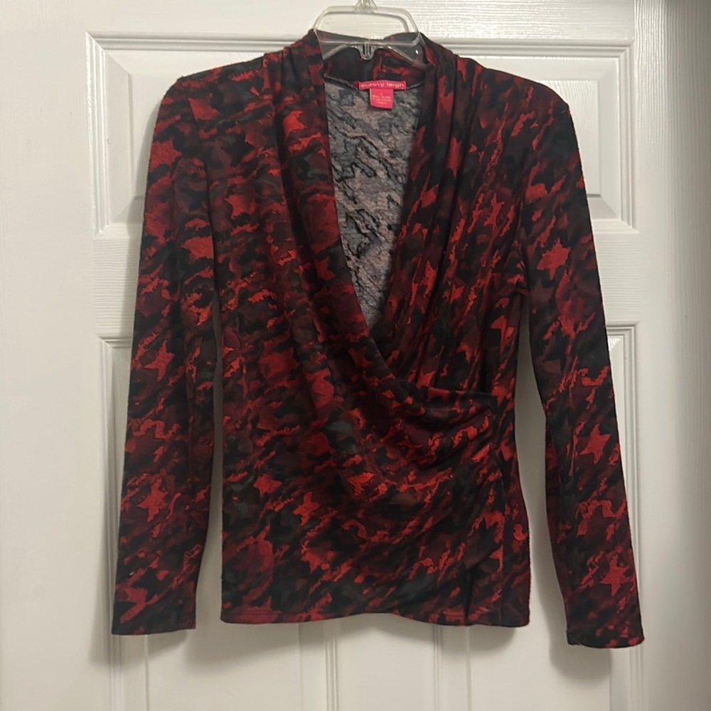 Sunny Leigh Medium long sleeve top, V neck, rouched in one side